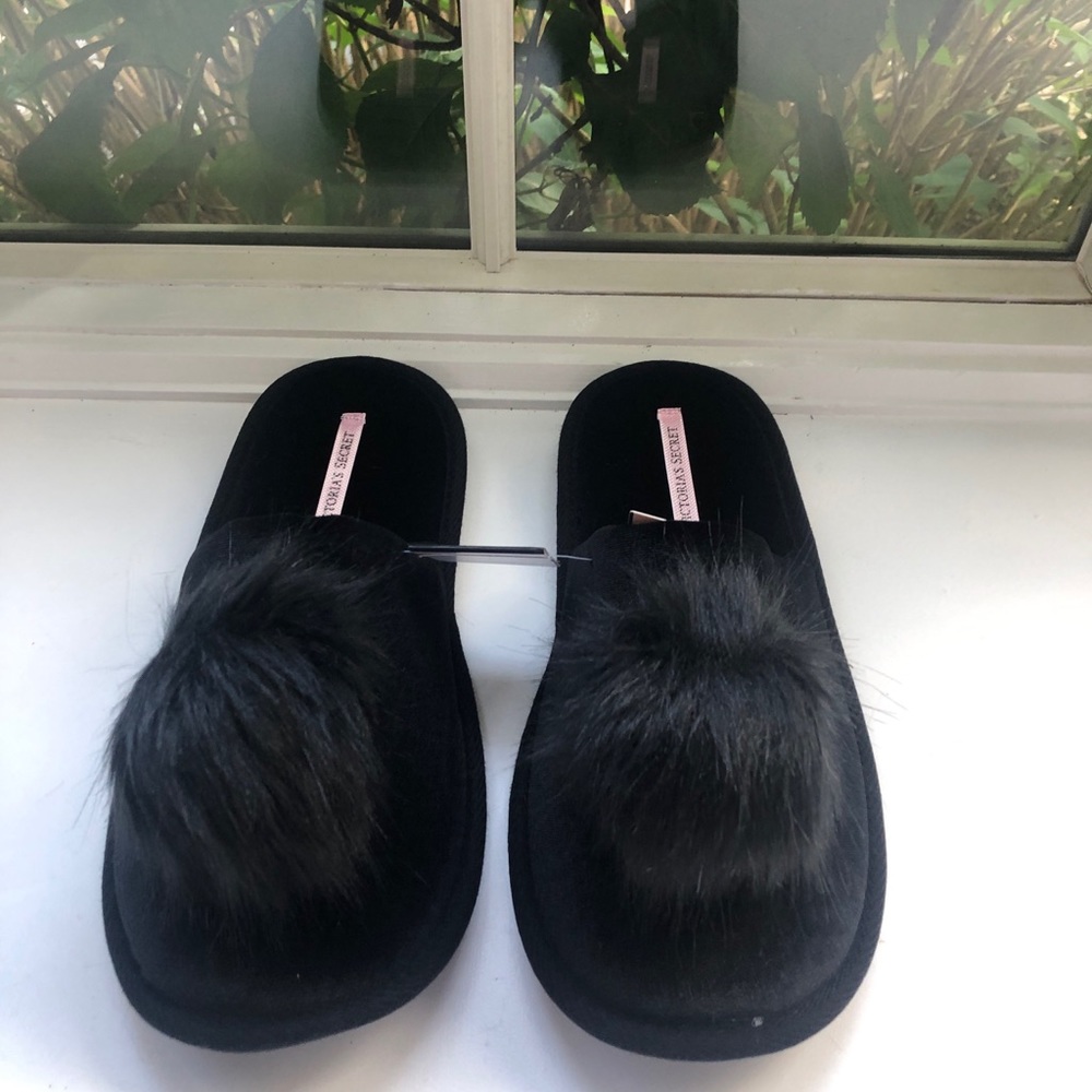 Victoria’s Secret Pom Pom slippers M (7-8) black